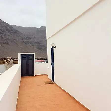 The White House Hébergement de vacances Orzola